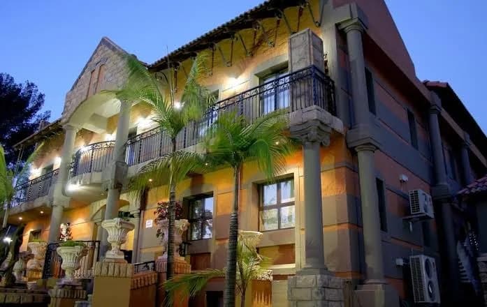 Casa Toscana Lodge - Home of - Blou Hond Theater and LeSi Singing Waiter Restaurant in Silverton
