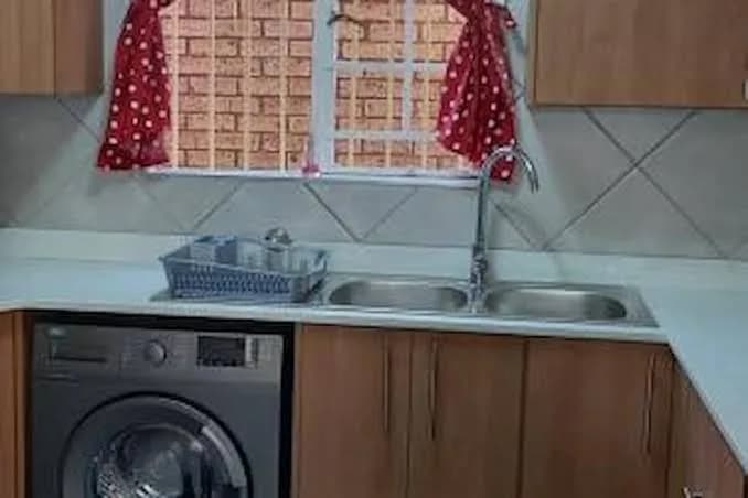 Faerie Glen, No Loadshedding, Short or Long Stays, Fast Wi-Fi - Two-Bedroom Apartment in Faerie Glen