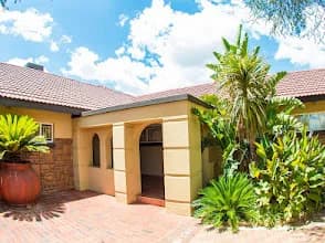 Fancy Yellow Guesthouse in Kimberley CBD