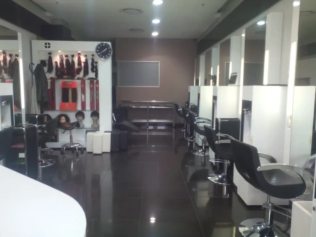 MANE SALON in Melrose