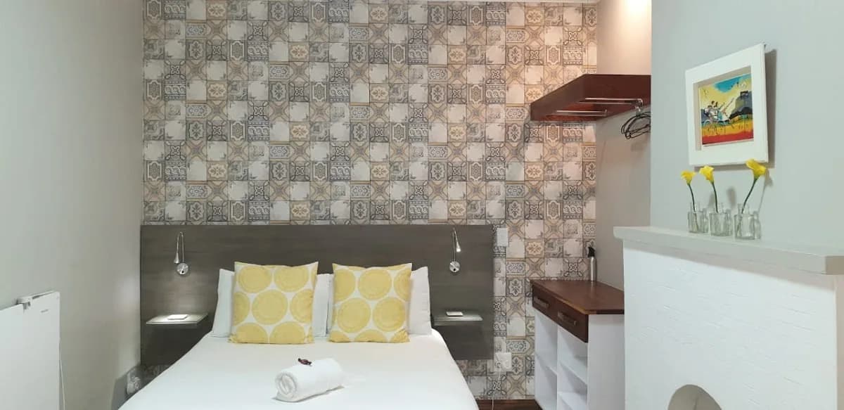 Crisp Guest Rooms in Westdene
