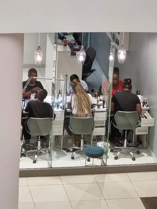 Lureluxe Nail Bar in Tlhabane