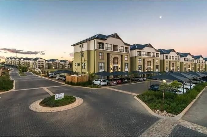 Large 3 Bedroom Apartment in Midrand, Waterfall City - More space than a hotel room - Ideal for families, groups and work trips - 19 Elizabeth Place - Three-Bedroom Apartment in Waterfall