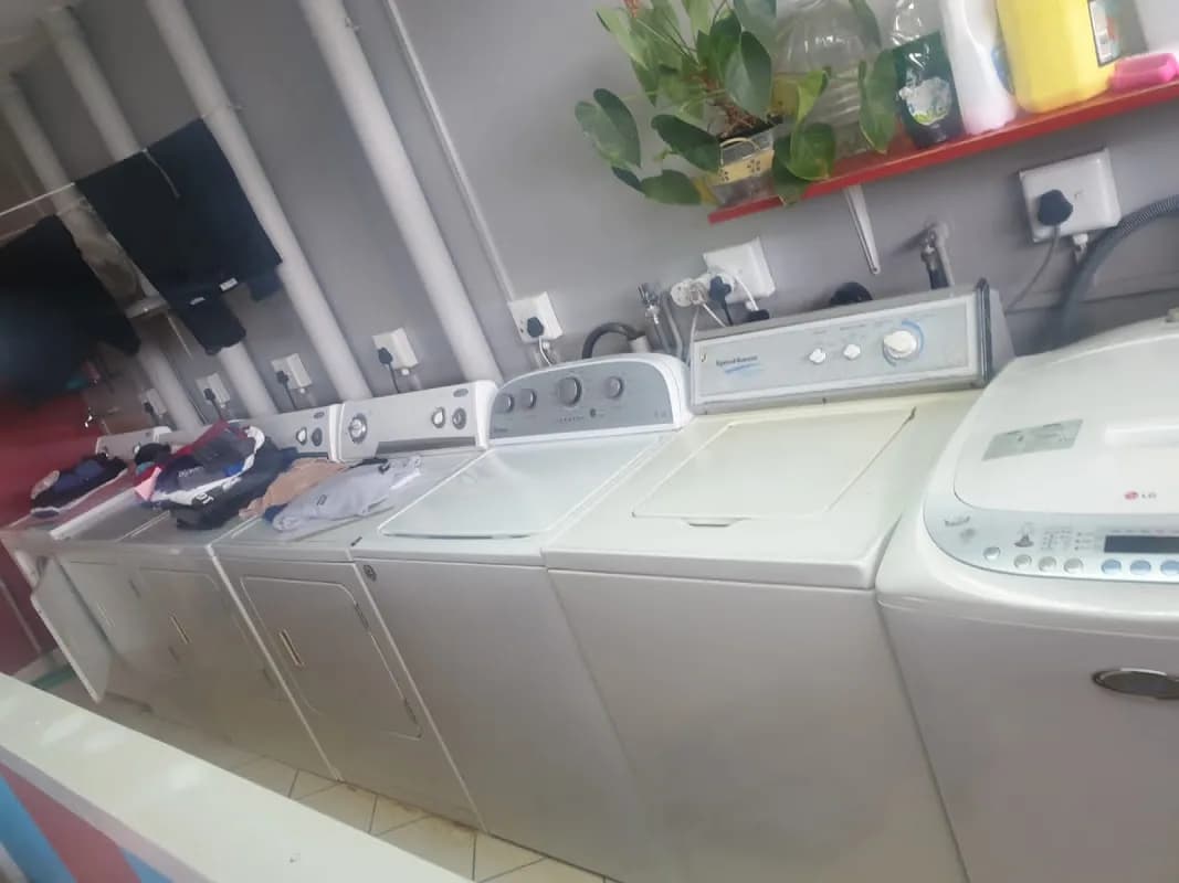 DEE LAUNDRY AND DRY CLEANING in Newtown