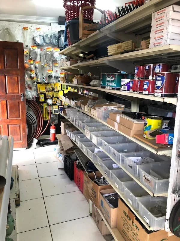 The Hardware Shop - Bluff in La Lucia