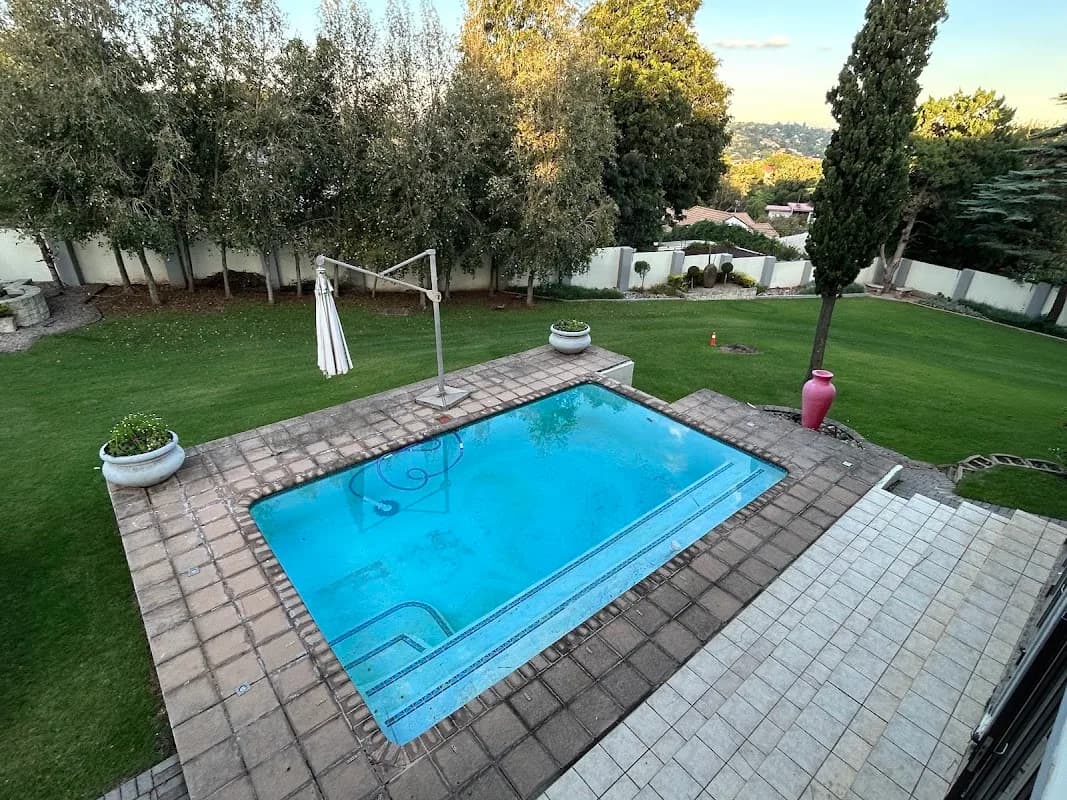 Bristow luxury suites with back up power and free Wi-Fi in Roodepoort