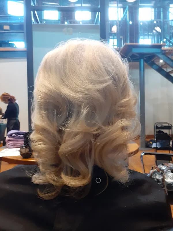 Carlton Hair Academy Greenside in Greenside