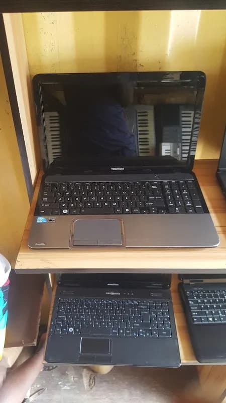Murphy computer engineering and selling London used and new laptop and desktop in Ajegunle