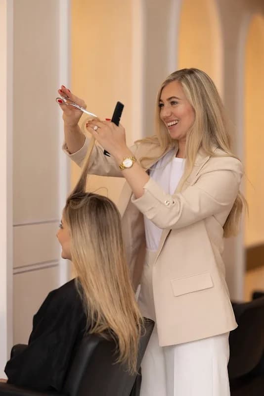 SHOW HAIR SALON DIE BOORD, STELLENBOSCH in Die Boord