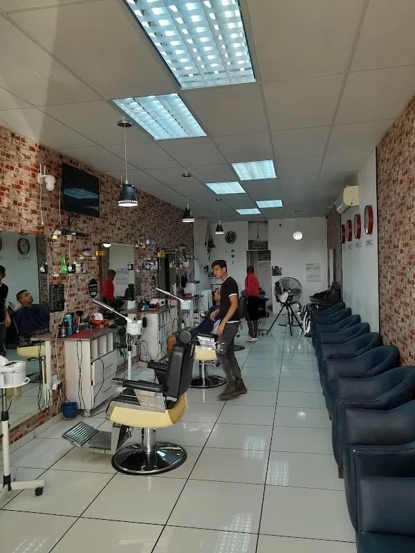 Trendzz hair unisex salon in Strathavon
