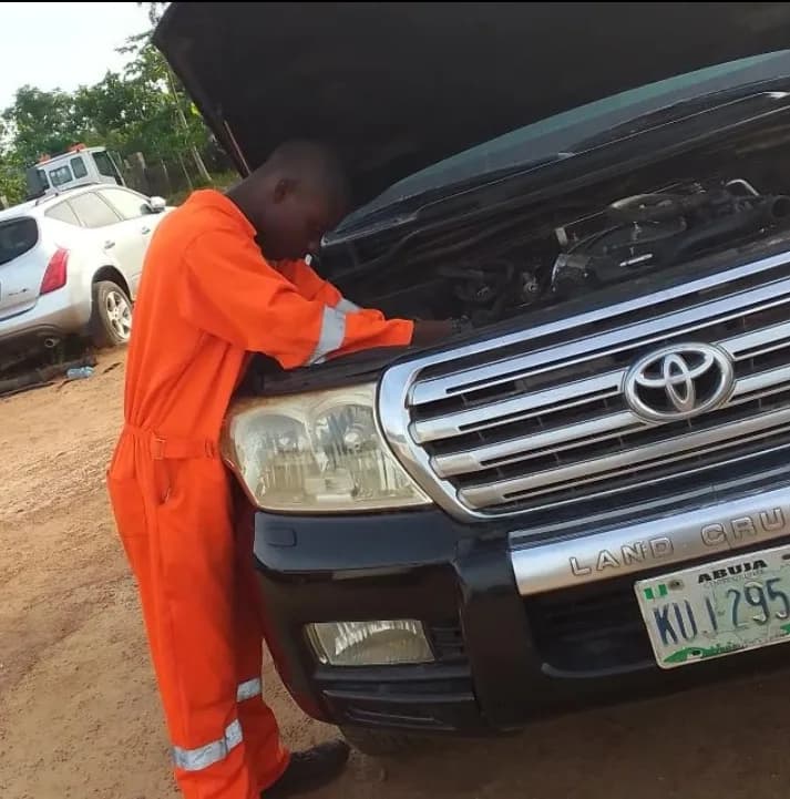 DE HON'S AUTOMOBILE WORKSHOP in Guzape