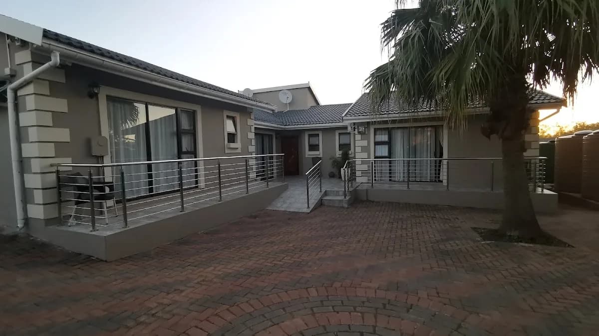Lucolo Palace Bed And Breakfast in Ncambedlana