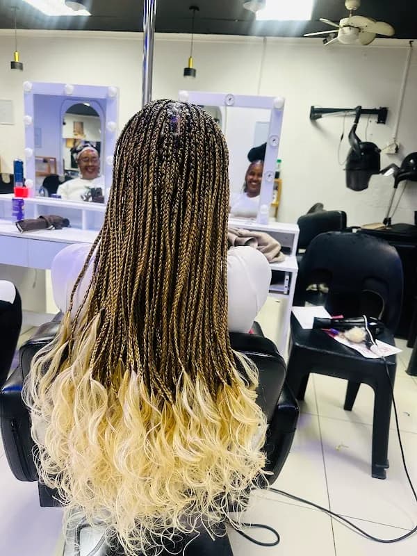 Avyary Beauty salon in Flora Park