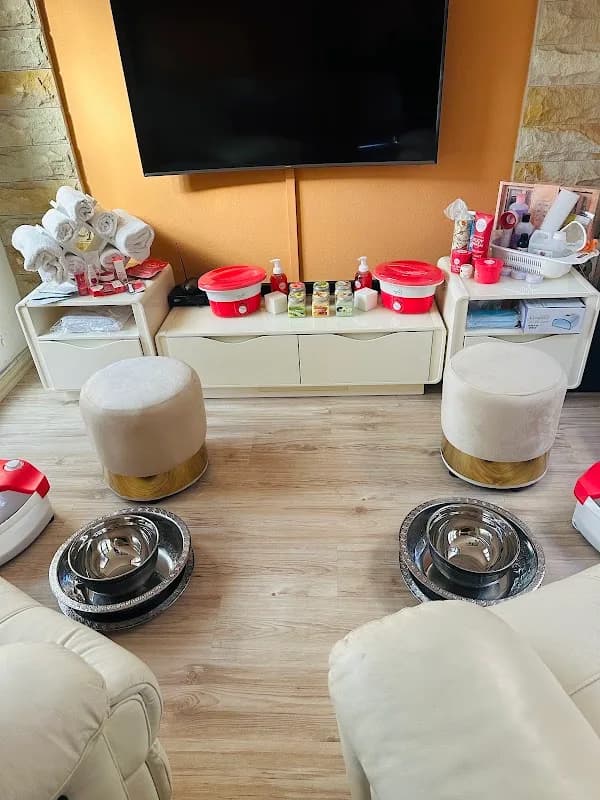 The Nail & Lash Lounge in Meadowlands