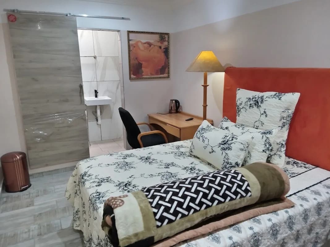 Dante's lounge/guesthouse in Alberton