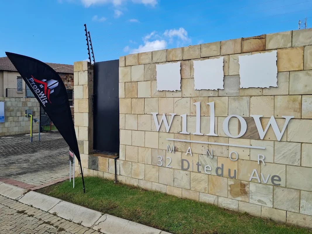 Willow Manor. in Baillie Park