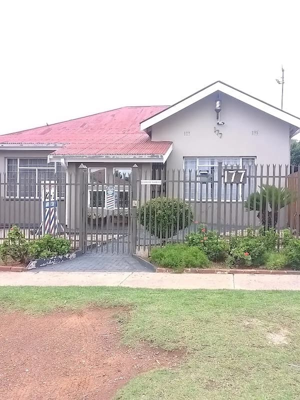 Ken's Barbershop in The Moot