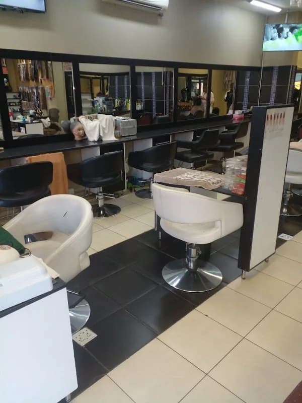 Le Reflet Beauty Salon in Sunnyside