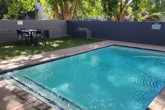 Newley refurbished apartment just a short stroll away from Rosebank Mall! in Rosebank