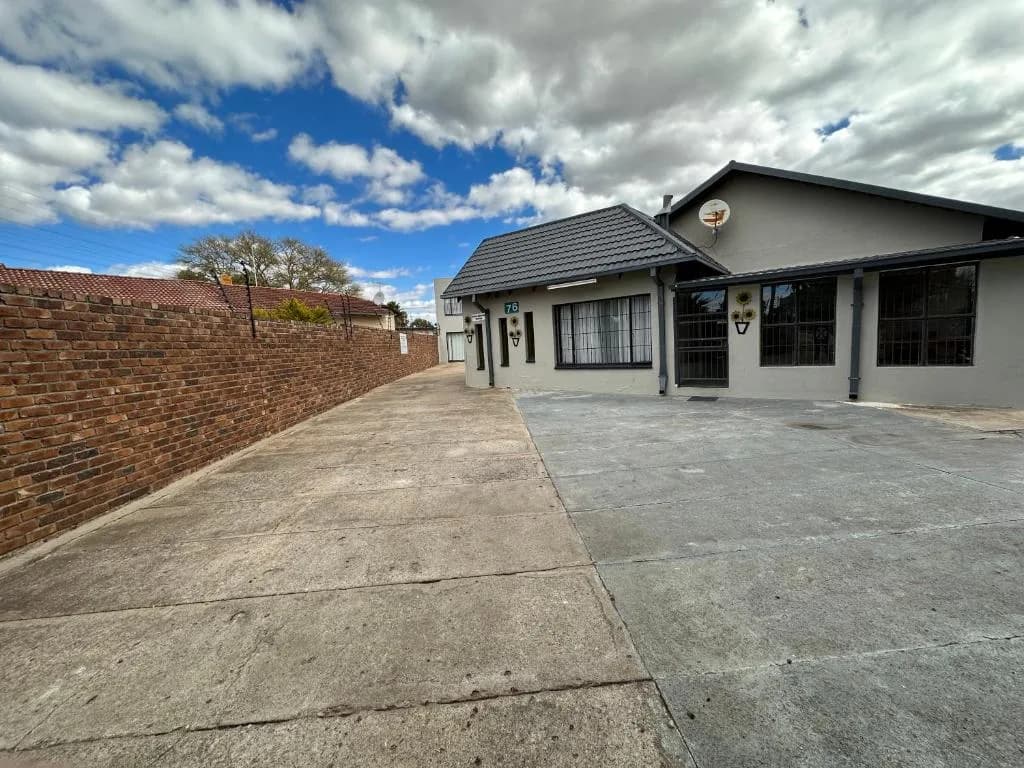 Favour Guest house in Flora Park