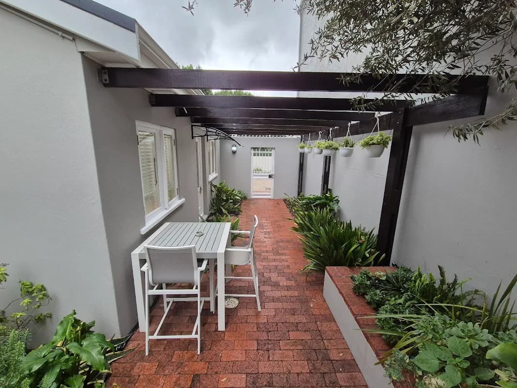 Striped Horse Guest Cottage in Claremont