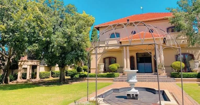 CROWN GUESTHOUSE WATERKLOOF in Waterkloof