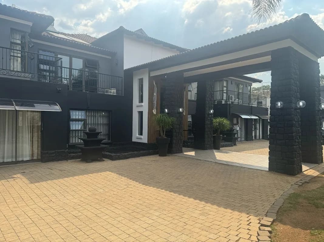 AFRICA PARADISE - OR Tambo Airport Boutique Hotel in Lakefield