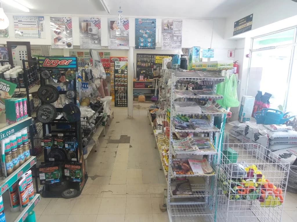 Bluff Paint & Hardware in La Lucia