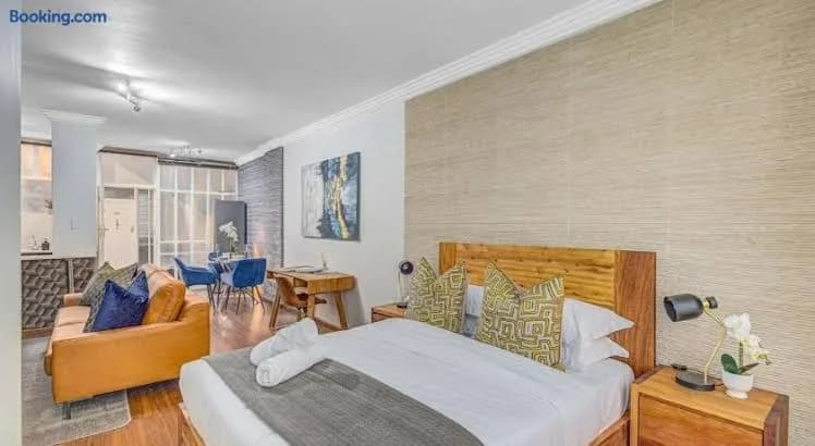 Illovo Luxury Studio Apartment, Sandton in Illovo