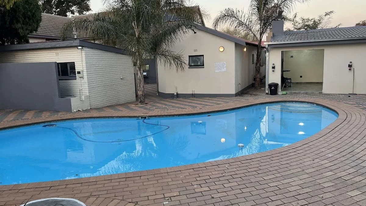 Los Angeles guesthouse in Lakefield