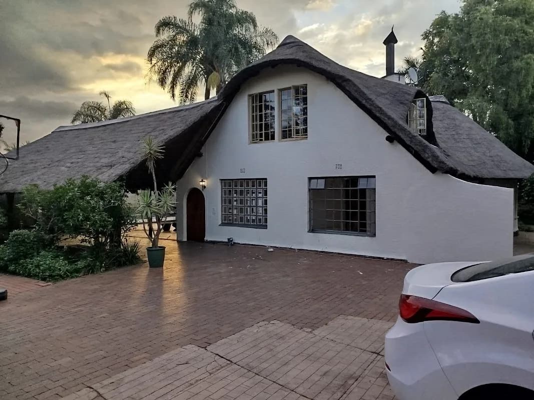 Aneiwa Airport Lodge in Birch Acres