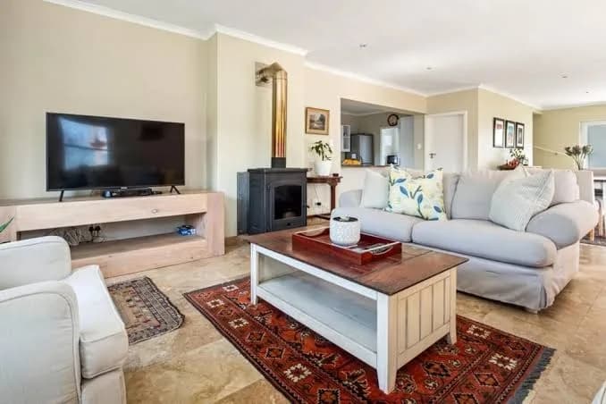 Thesen Island Retreat - Four-Bedroom Holiday Home in Thesen Island