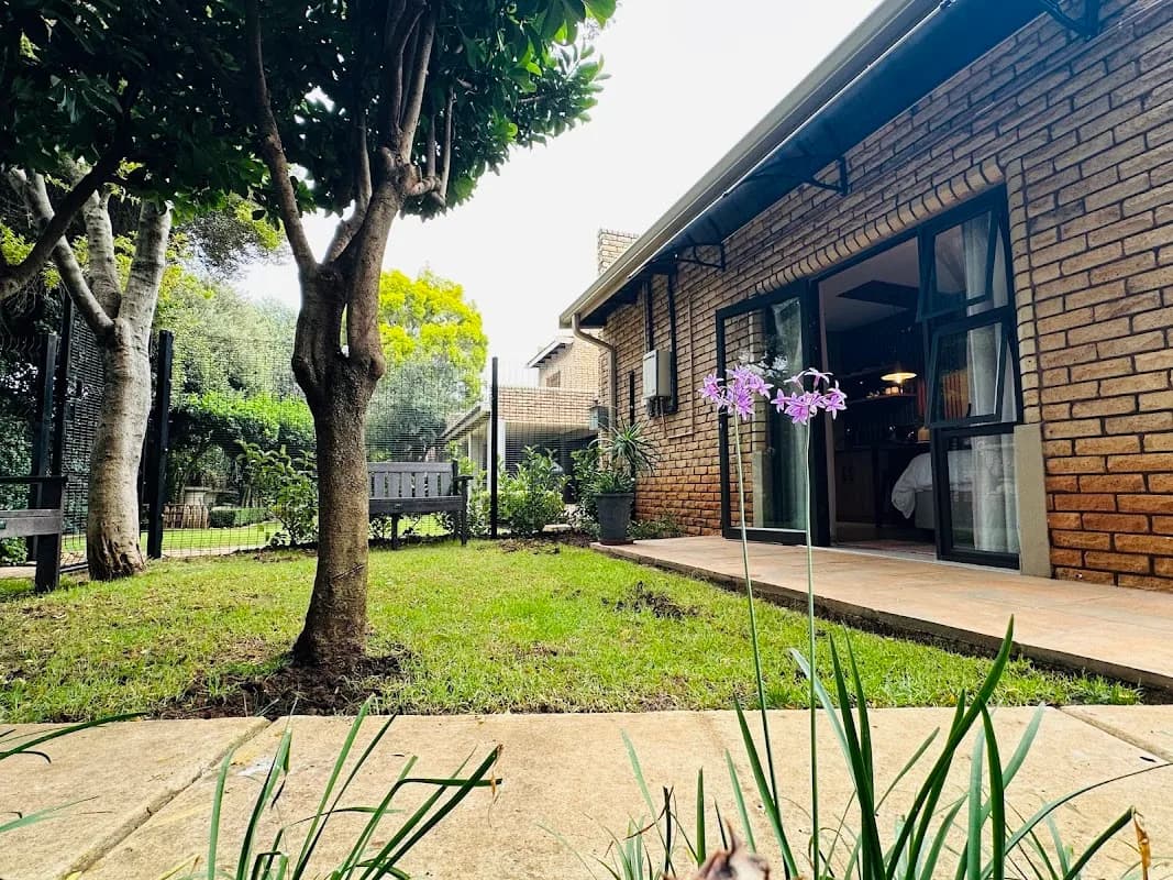 Green Ivy Luxury Room with Private Garden in Baillie Park
