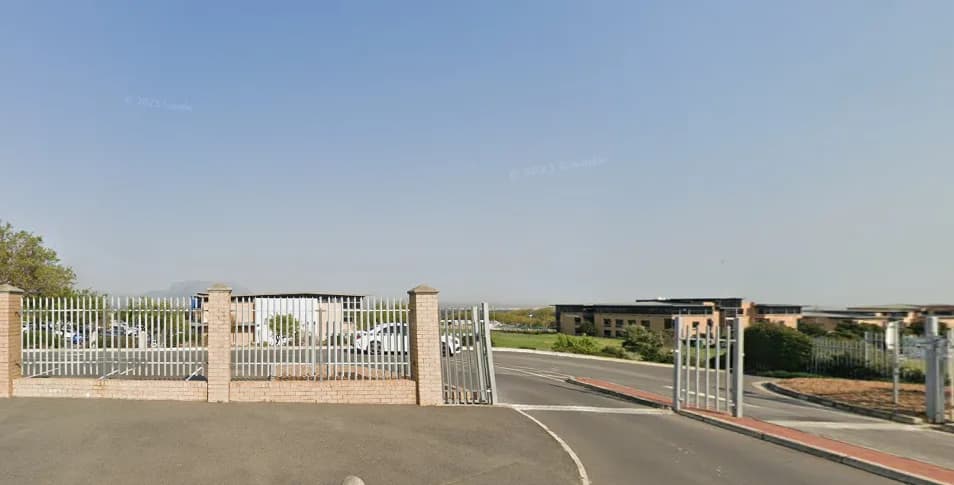 Public parking for Planet Fitness Plattekloof in Parow