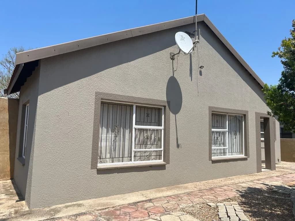 BOKGONI CONTRACTORS RESIDENCE in Mahikeng Industrial