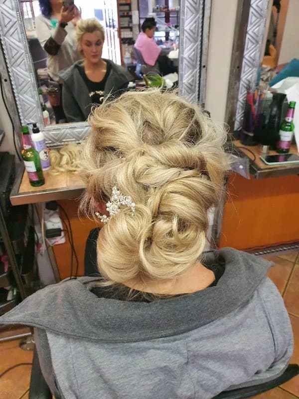 Illumin Essence Hair Studio in Silverton
