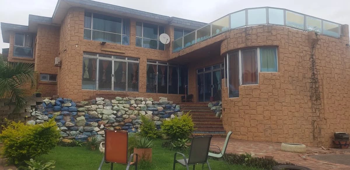 Alena's Guesthouse:4 bedroom guest house in La Lucia