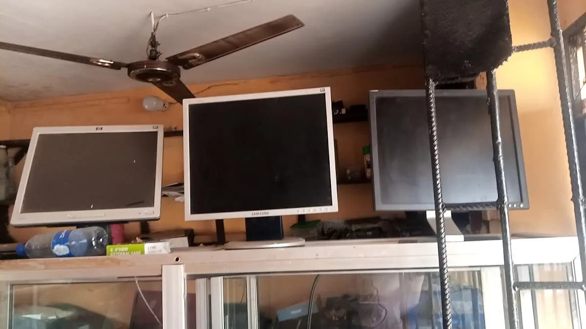 OmisOnis Enterprises (Computer Repairs) in Ifako-Ijaiye