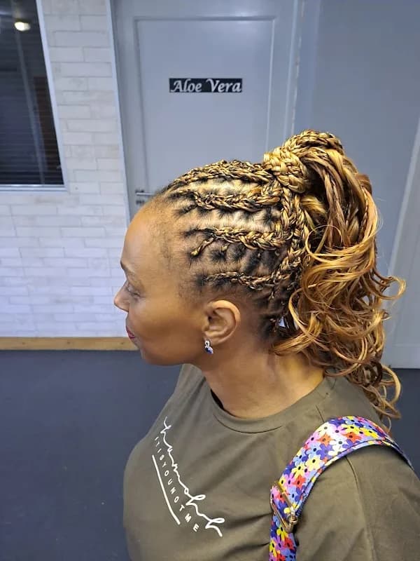 HEAD TO TOE BEAUTY SALON in Illovo