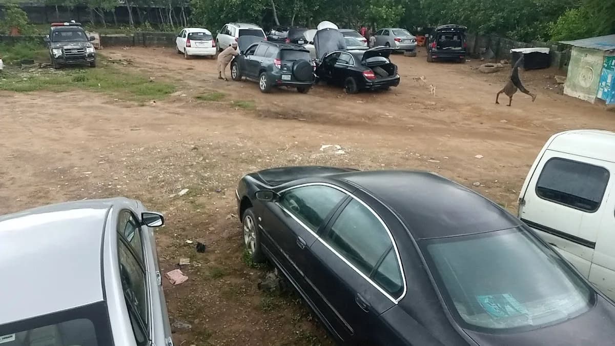 Isiaka mechanic workshop in Dakibiyu