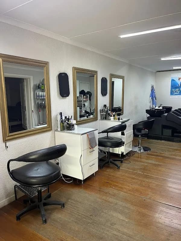Twisted Scizzors hair and beauty salon in Germiston