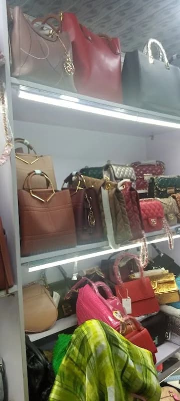 Shop 'n' slay accessories in Jakande