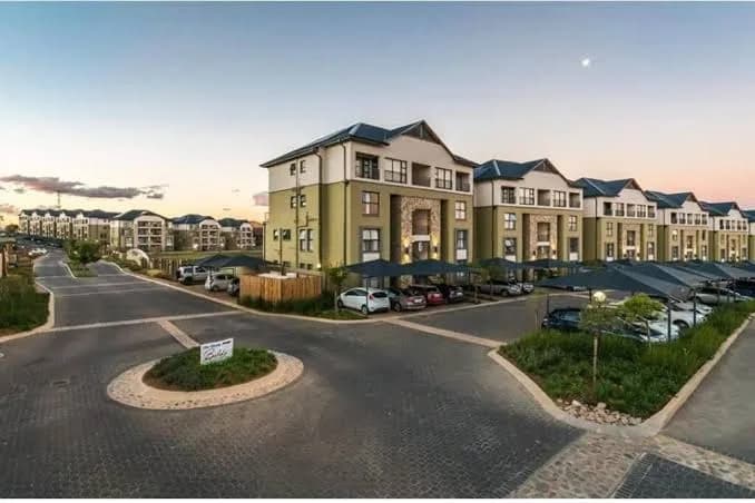 Large 3 Bedroom Apartment in Midrand, Waterfall City - More space than a hotel room - Ideal for families, groups and work trips - 19 Elizabeth Place - Three-Bedroom Apartment in Midrand CBD
