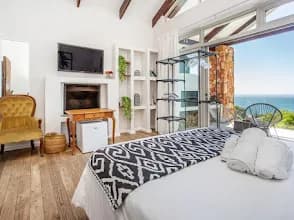 Far Horizons in Camps Bay