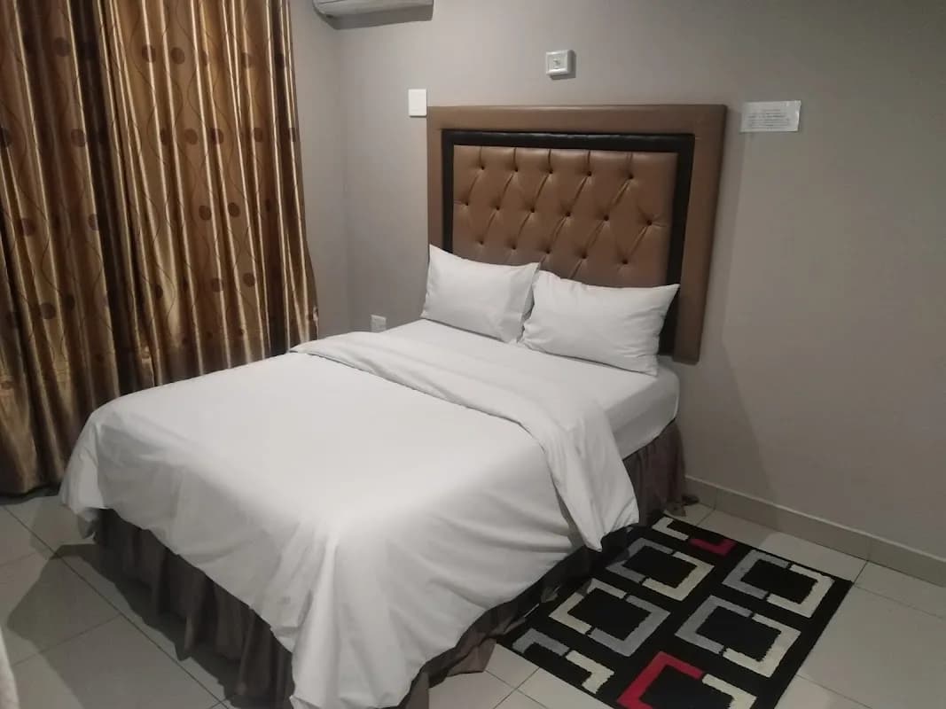 Kam's Guest House in Chatsworth