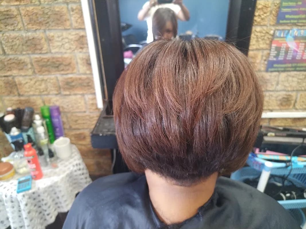 Naz Unisex Hairsalon in Mitchells Plain